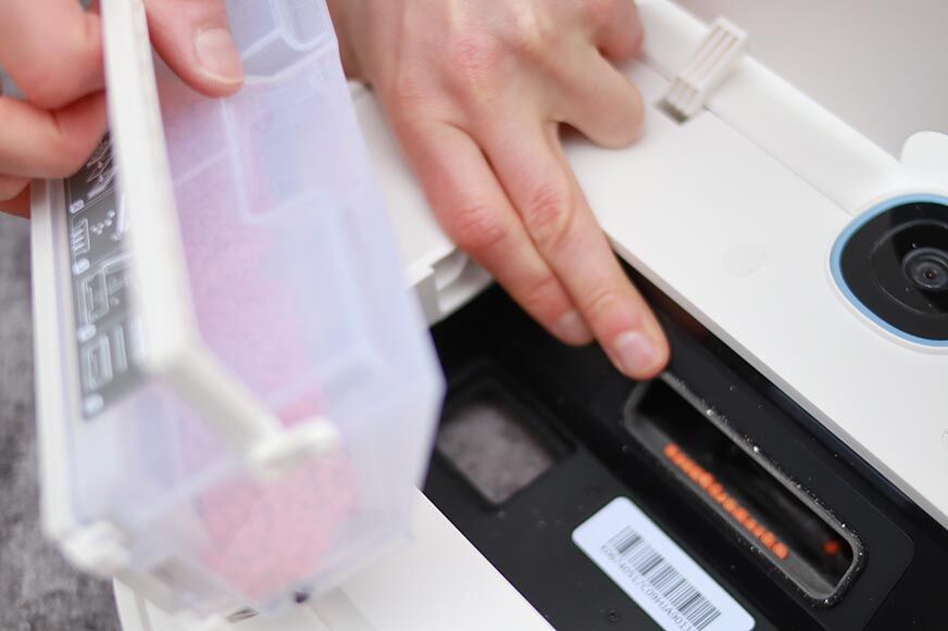 Остатки грязи видны на всасывающем отверстии пылесоса Yeedi Vac Max